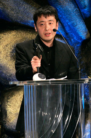 Chinese director Jia Zhangke poses with his trophy after winning the best director award at the Asian Film Awards as part of the Entertainment Expo Hong Kong in Hong Kong March 20, 2007.