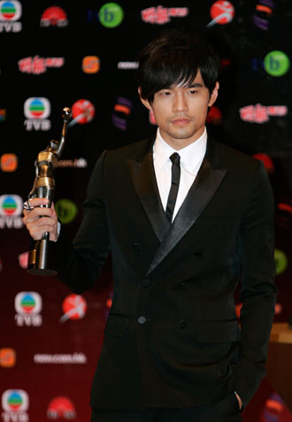 Taiwan singer Jay Chou holds his trophy at the Hong Kong Film Awards in Hong Kong April 15, 2007. Chou won the Best Original Film Song award for the film 