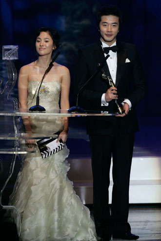 South Korean actor Kwon Sang-woo and actress Song Hye-kyo present the Best Asian Film award at the Hong Kong Film Awards in Hong Kong April 15, 2007. 
