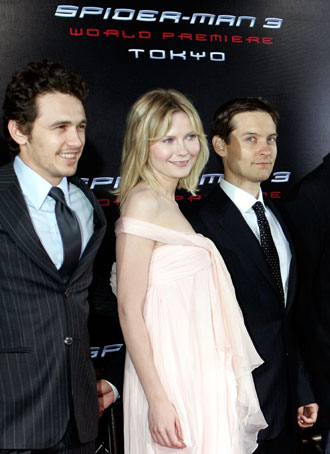 Cast members James Franco (L), Kirsten Dunst (C) and Tobey Maguire pose for photographers during the world premiere of 