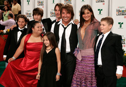 Ricardo Montaner (C) and his family arrive at the 2007 Billboard Latin Music Awards in Coral Gables, Florida, April 26, 2007. Montaner will be honored by the 'Spirit of Hope Award'.