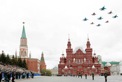 Fighter jets fly in formation over the Red Square during a World War Two victory parade in Moscow May 9, 2007. Russia celebrated on Wednesday the 62nd anniversary of the World War Two victory over Nazi Germany. 