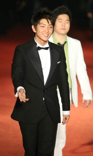 Korean actor Lee JunKi walks on the red carpet in Shanghai Grand Theater on Saturday night, June 16, 2007, before the opening ceremony of the 10th Shanghai International Film Festival.