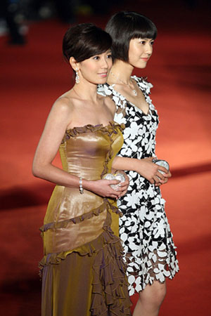 Actresses Jia Jingwen and Gao Yuanyuan walk on the red carpet in Shanghai Grand Theater on Saturday night, June 16, 2007, before the opening ceremony of the 10th Shanghai International Film Festival. 