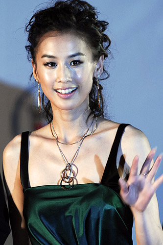 Chinese actress Huang Shengyi walks on the red carpet in Shanghai Grand Theater on Saturday night, June 16, 2007, before the opening ceremony of the 10th Shanghai International Film Festival.