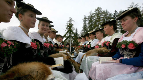 Farmers' wives dressed in traditional Bavarian costume ride in wooden carriages on the way to the church of Bad Toelz during the Leonhard procession November 6, 2006.