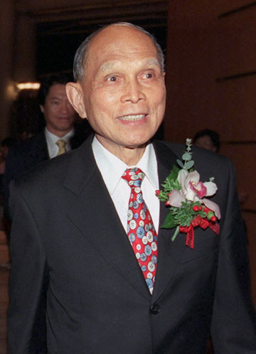 Billionaire tycoon Henry Fok smiles in Hong Kong in this April 2, 2001 file photo. Hong Kong's elite paid their final respects to Henry Fok Ying-tung's on November 7, 2006, at the closest thing to a state funeral for one of Hong Kong's wealthiest and most powerful men. 