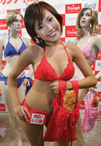 日本女性新选择 文胸变身购物袋
