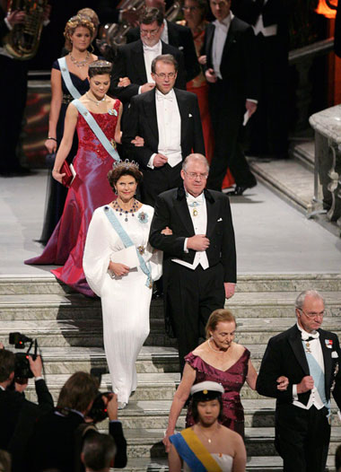 The Swedish royal family, King Carl Gustaf (front row, R), Queen Silvia (2nd row, L) and Princesses Victoria (3rd row, L) and Madeleine (4th row, L), arrive with their guests of honour for the Nobel banquet in Stockholm December 10, 2006.