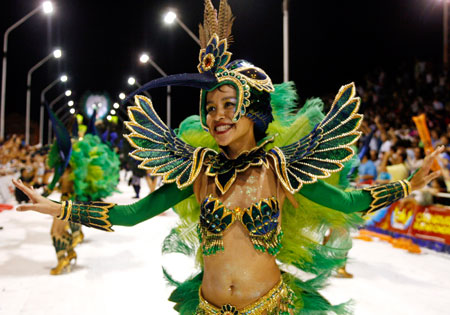A member of the Kamarr carnival group performs during the annual El Carnaval del Pais (country's carnival) in Gualeguaychu, some 230 km (143 miles) north of Buenos Aires, January 7 , 2007. 