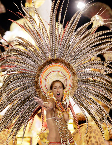 A member of the Mari-Mari carnival group performs during the annual El Carnaval del Pais (country's carnival) in Gualeguaychu, some 230 km (143 miles) north of Buenos Aires, January 6 , 2007. 