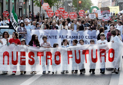 Young environmental activists demonstrate about global climate change on international Earth Day in central Madrid, April 21, 2007. Banner reads 'Our future'. 