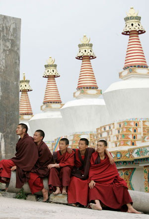 Tibetan monks rest at the Ga Kye Gu Monastery in Yushu, west China's Qinghai province July 26, 2007.