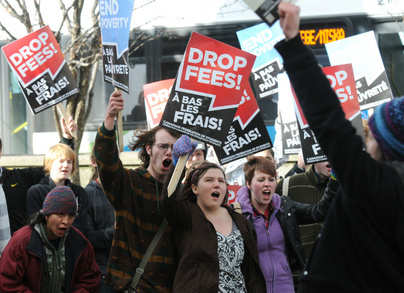 英国学生游行抗议学费上涨