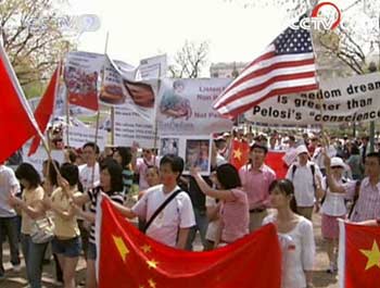 Overseas Chinese hold demonstrations to support Beijing Olympics