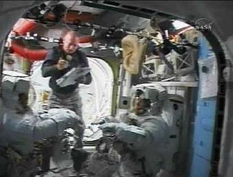 Discovery´s first spacewalk underway