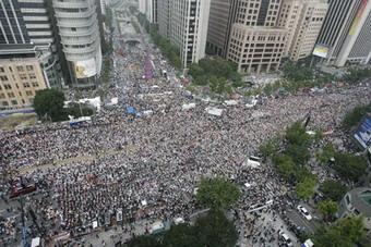 Thousands protest against US beef imports in Seoul