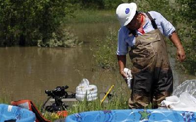 Oil spill in US puts attention on pipelines, waterways