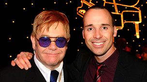 艾尔顿·约翰发行首部自传