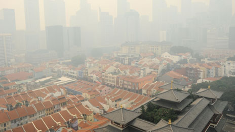 Smog chokes Singapore 烟雾令新加坡窒息