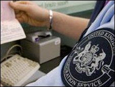“英国应严审海外学生签证”