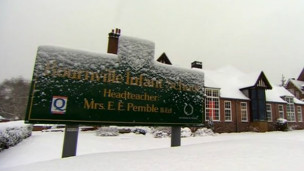 英国大雪：学校应“照常上课”