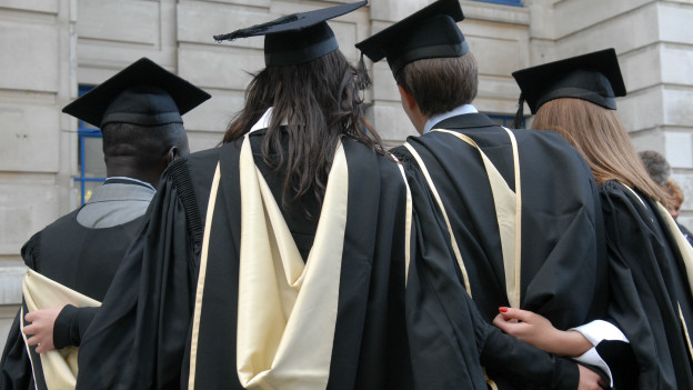 英大学毕业生就业看好 平均起薪达3万英镑