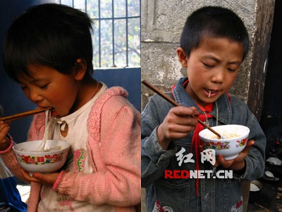云南山村小学生“自助餐”