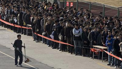 上海大学生凌晨排队求职 愿意接受“零工资”