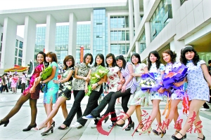 广州大学学生拍毕业照 女生旗袍男生唐装