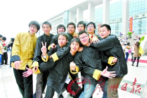 广州大学学生拍毕业照 女生旗袍男生唐装