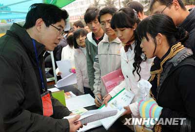 江苏教育厅称高校毕业生就业率不降反升达81.51%