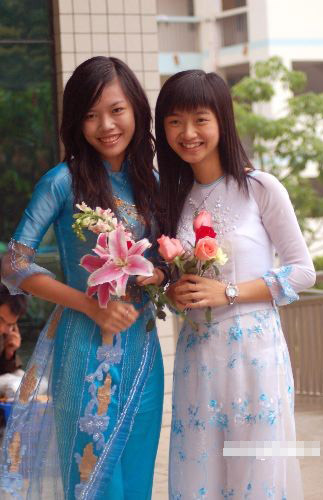 看越南高中女生的美丽校服