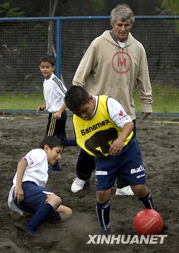 米卢与足球学校的孩子们
