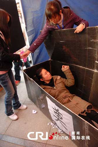 武汉大学生棺材里反思生命的意义