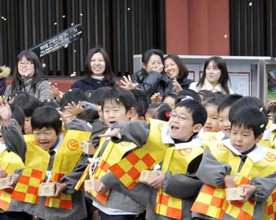 日本幼儿园小朋友举行撒豆驱邪活动