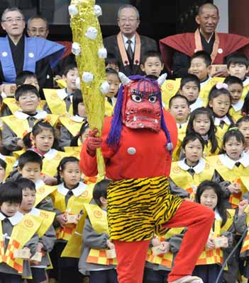 日本幼儿园小朋友举行撒豆驱邪活动