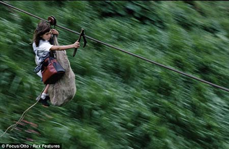哥伦比亚小村孩子每天滑高空钢缆去上学