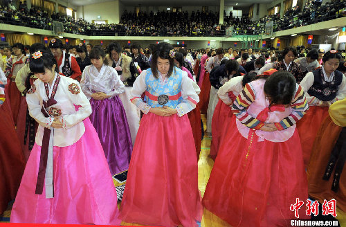 韩国女学生毕业礼集体着韩服举行成人仪式