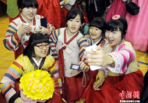 韩国女学生毕业礼集体着韩服举行成人仪式