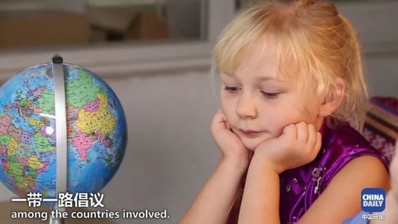 萌娃抱着地球仪，开始思考中国在世界上起了什么作用丨艾瑞克的小课堂