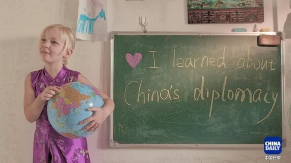 萌娃抱着地球仪，开始思考中国在世界上起了什么作用丨艾瑞克的小课堂