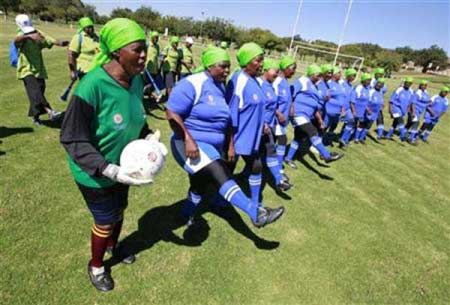 南非“奶奶足球队”备战元老杯足球赛