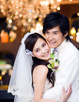 Hong Kong pop duo Twins shot 'wedding' pictures in France. Twins, a Hong Kong-based female Cantopop duo created in the summer of 2001 by Albert Yeung's Emperor Entertainment Group (EEG), is made up of two young ex-models, Charlene Choi Cheuk-Yin (蔡卓妍) and Gillian Chung Yan-Tung (钟欣桐), who by birth is originally Chung Ka-Lai. (Cri.cn)