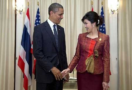 奥巴马出访泰国 与总理英拉“打情骂俏”