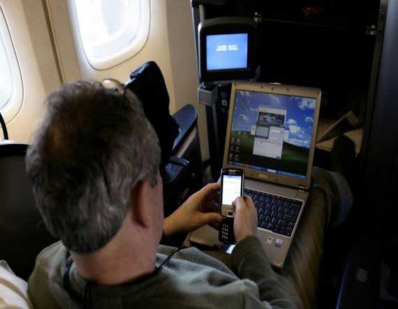 美国民航局解除禁令 乘客可在飞行模式下玩iPad