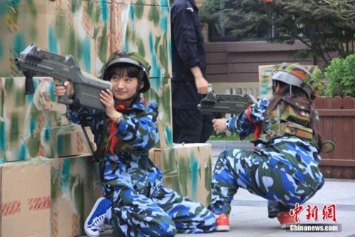 上海高校首度举行“反恐军训”