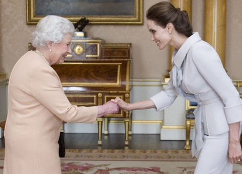 英国女王授予朱莉荣誉爵士称号