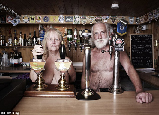 英国神秘裸体村 首度公开日常生活照