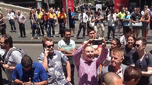 悉尼劫持事件：恐怖分子也无法阻止自拍党